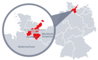 Diese Grafik zeigt eine Karte von Deutschland mit einer detaillierten Ansicht der Region Schleswig-Holstein-Südost. Schleswig-Holstein-Südost ist in Rot hervorgehoben und liegt im nördlichen Teil Deutschlands. Ein Lupensymbol vergrößert diesen Bereich, um die Lage genauer darzustellen.