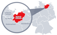 Diese Grafik zeigt eine Karte von Deutschland mit einer detaillierten Ansicht der Region Rostock-Schwerin. Rostock-Schwerin ist in Rot hervorgehoben und liegt im nördlichen Teil Deutschlands. Ein Lupensymbol vergrößert diesen Bereich, um die Lage genauer darzustellen.