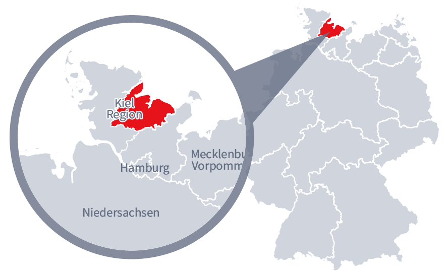 Diese Grafik zeigt eine Karte von Deutschland mit einer detaillierten Ansicht der Region Kiel. Kiel ist in Rot hervorgehoben und liegt im nördlichen Teil Deutschlands. Ein Lupensymbol vergrößert diesen Bereich, um die Lage genauer darzustellen.